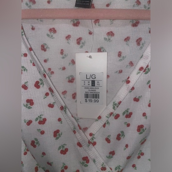 Cherry crop top (Size L) - Picture 2 of 3